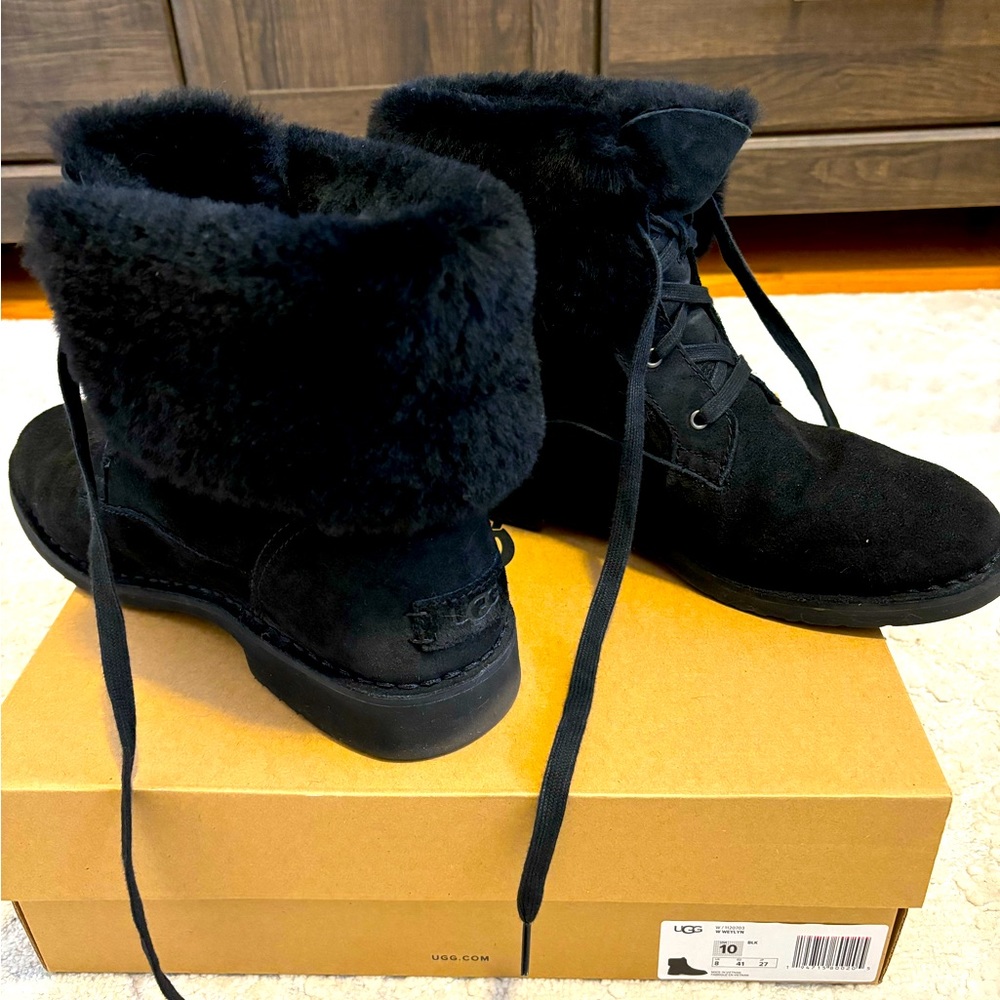 UGG Boots In Black with Lace 🖤⚫️ Size 10